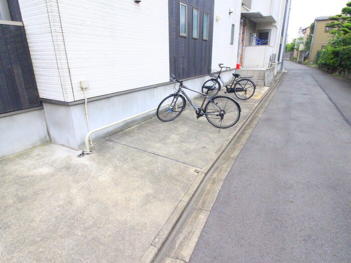 物件外観写真4　(駐輪場)