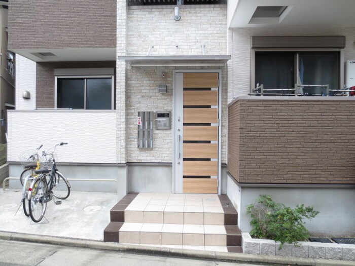 物件外観写真3　(エントランス部分)