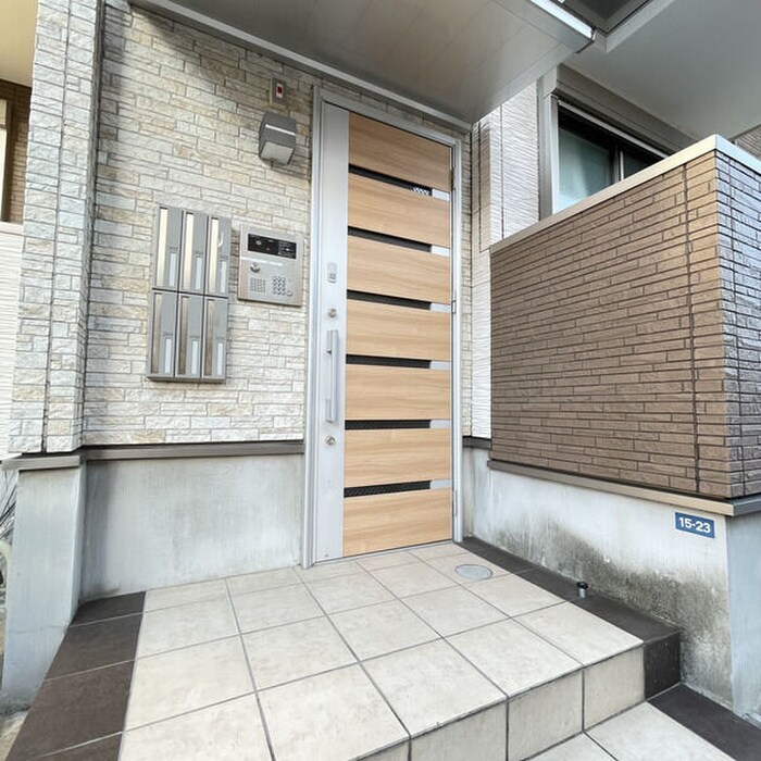 物件外観写真4　(エントランス部分)