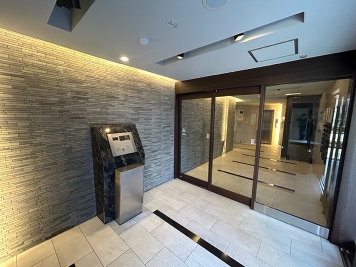 物件外観写真2　(エントランス部分)