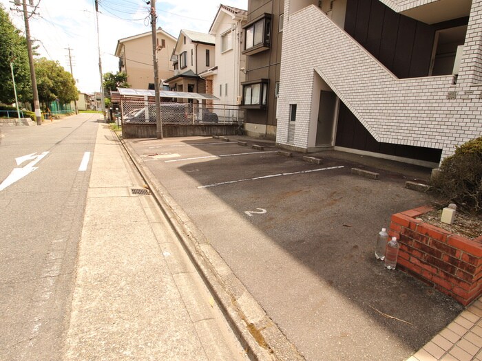 物件外観写真3　(駐車場)