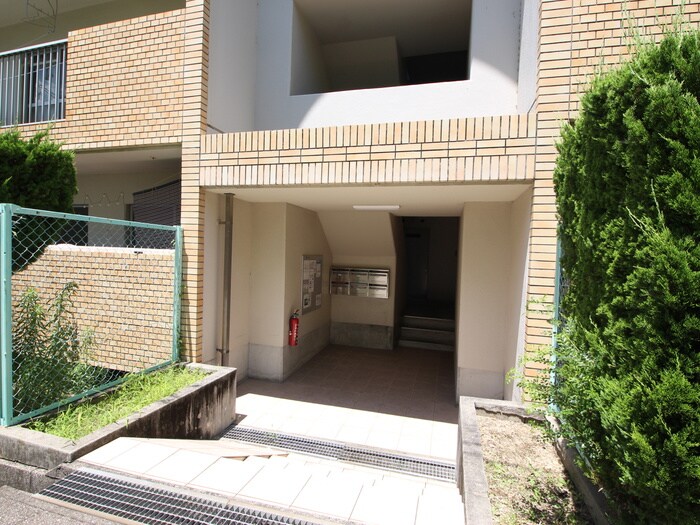 物件外観写真4　(エントランス部分)