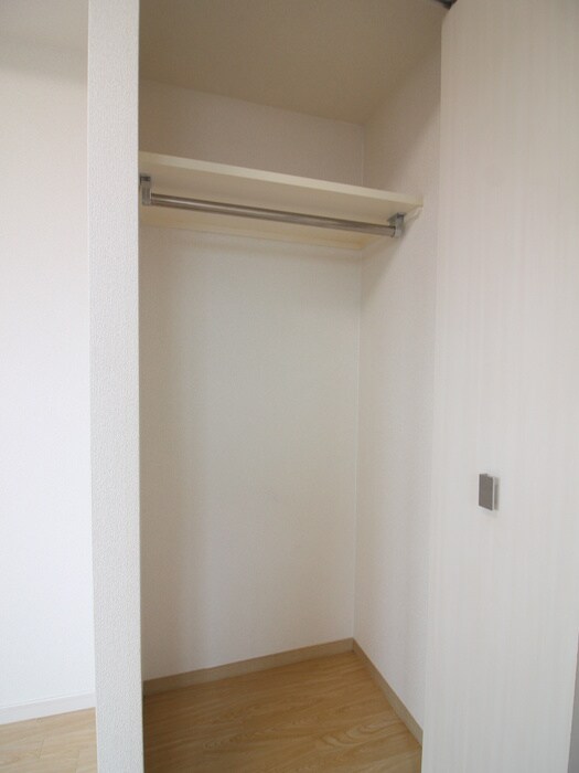 物件内観写真3　(収納)