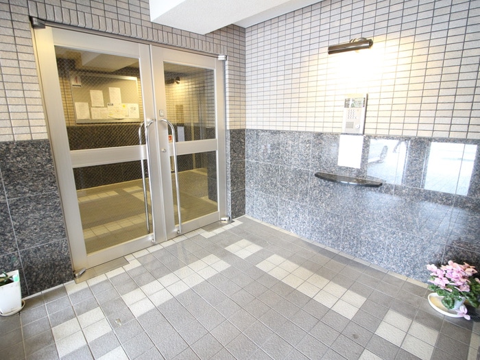 物件外観写真2　(エントランス部分)