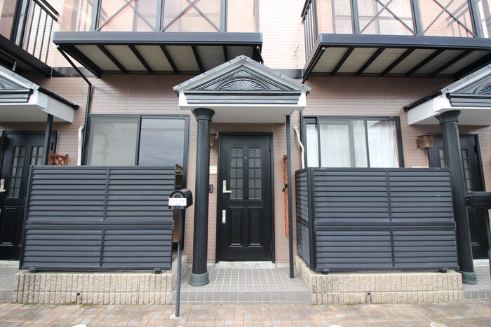 物件外観写真6　(エントランス部分)