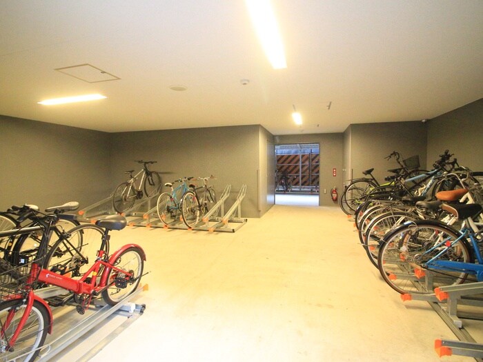 物件外観写真4　(駐輪場)