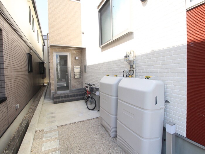 物件外観写真3　(エントランス部分)