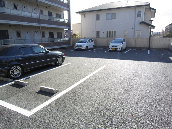 物件外観写真6　(駐車場)