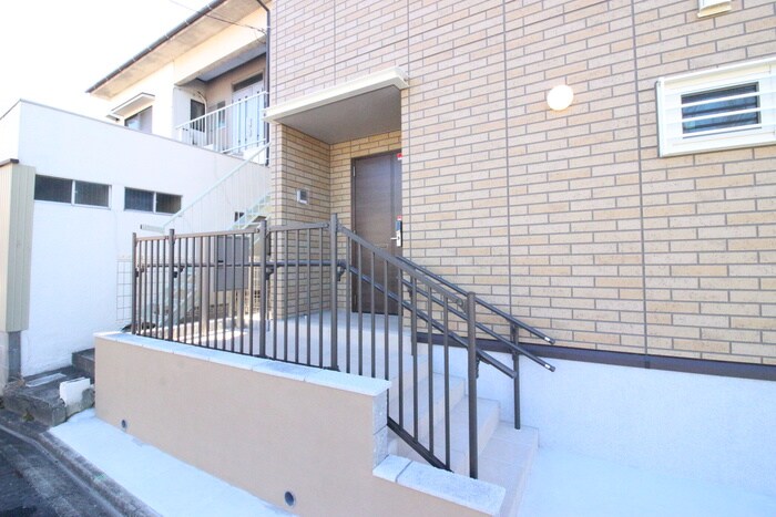 物件外観写真4　(エントランス部分)