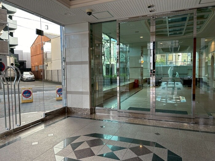 物件外観写真3　(エントランス部分)