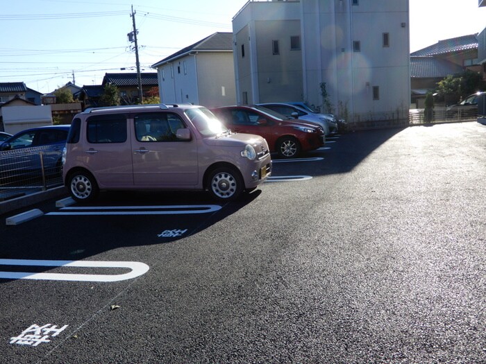 物件外観写真4　(駐車場)