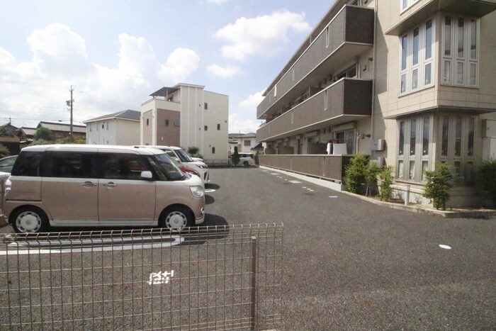 物件外観写真5　(駐車場)