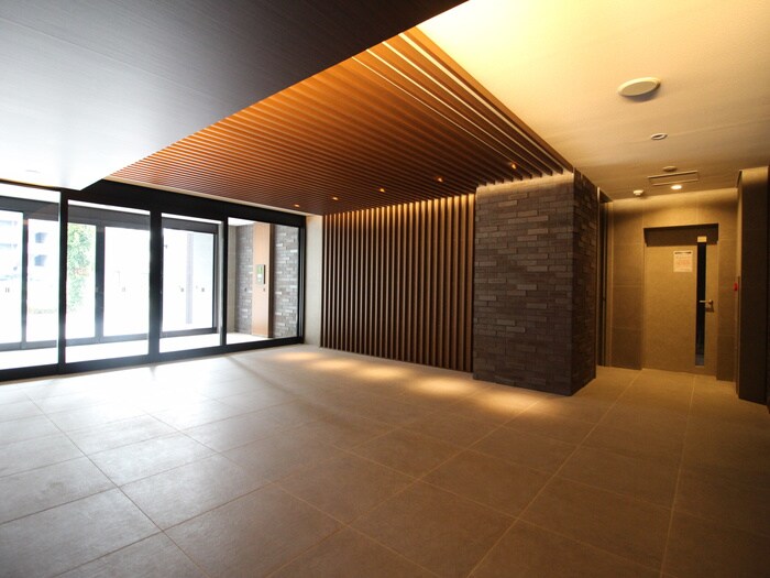 物件外観写真2　(エントランス部分)