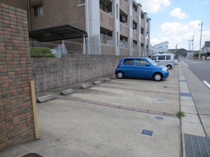 物件外観写真4　(駐車場)