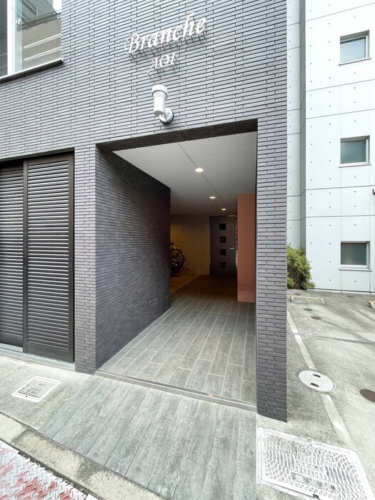 物件外観写真2　(エントランス部分)
