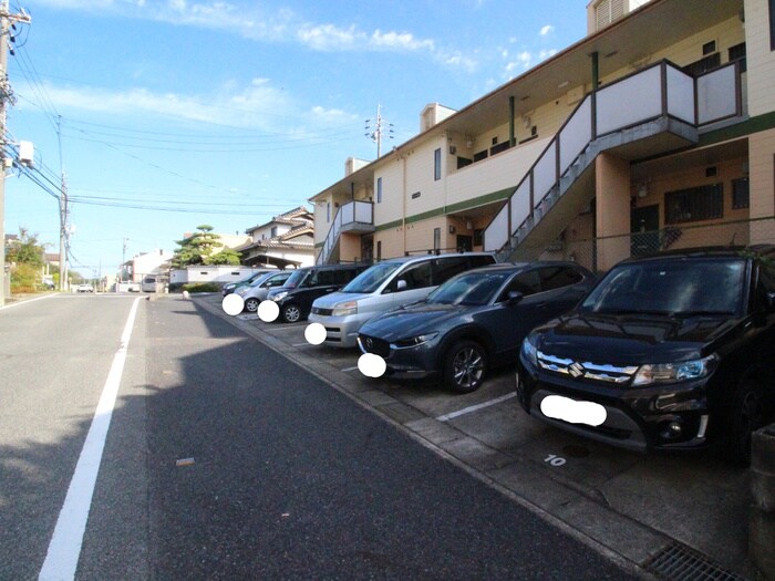 物件外観写真5　(駐車場)