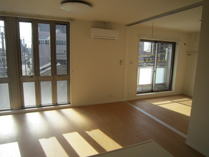 物件内観写真7　(室内からの展望)