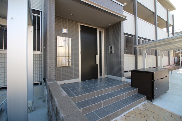 物件外観写真2　(エントランス部分)