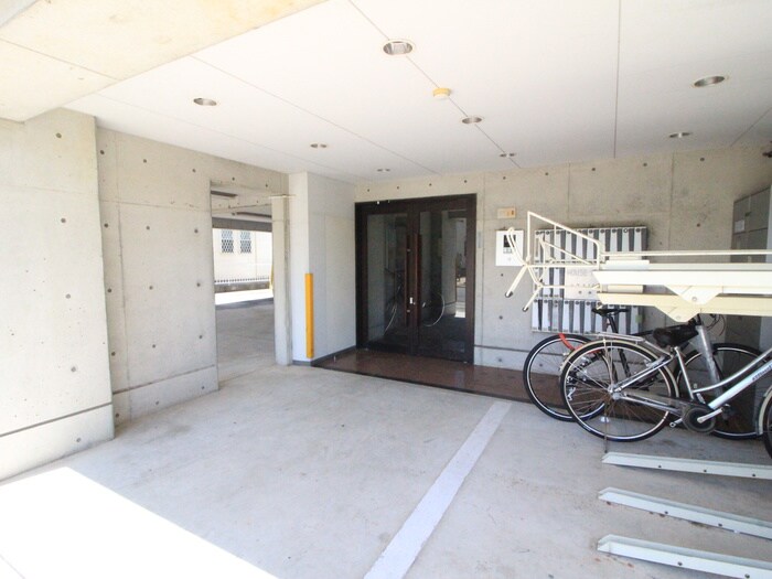 物件外観写真2　(エントランス部分)