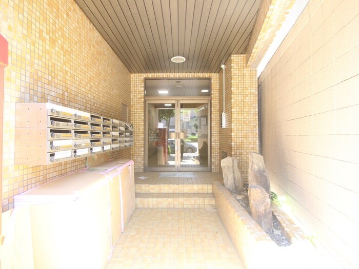 物件外観写真2　(エントランス部分)