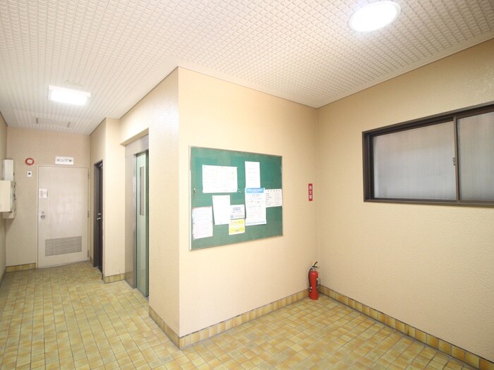 物件外観写真6　(エントランス部分)