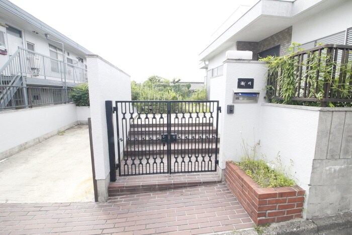 物件外観写真6　(エントランス部分)