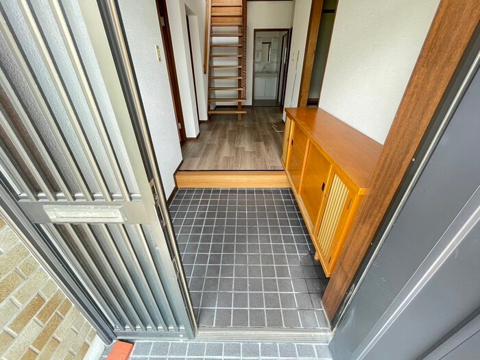 物件内観写真16　(玄関)