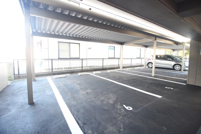 物件外観写真5　(駐車場)