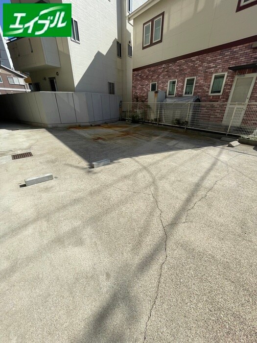 物件外観写真6　(駐車場)
