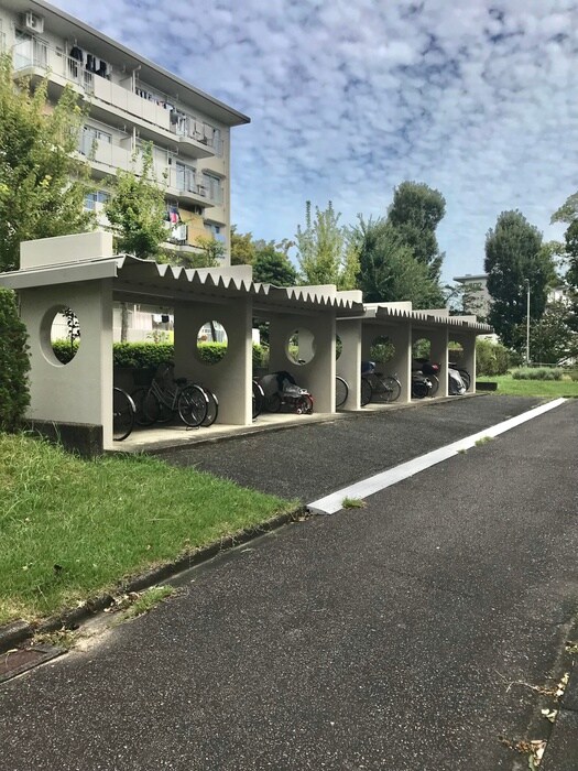 岩成台西団地513号棟(504)の駐輪場