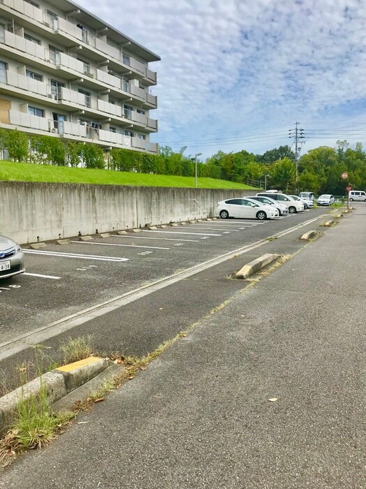 物件外観写真5　(駐車場)