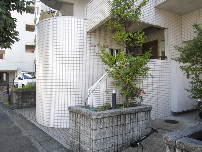 物件外観写真3　(エントランス部分)