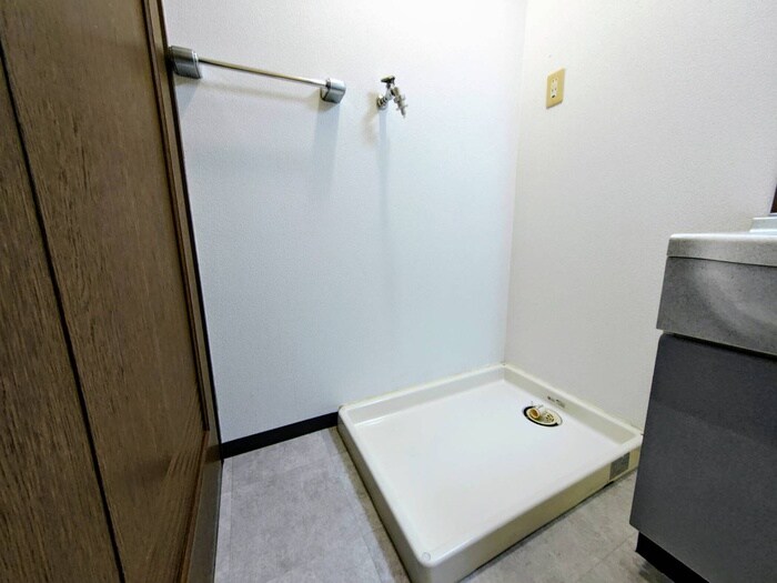 物件内観写真16　(洗濯機置場)