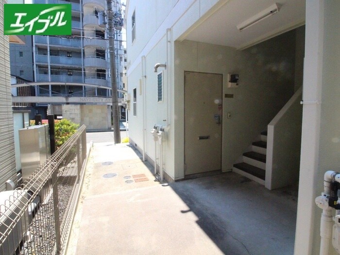 物件外観写真2　(エントランス部分)