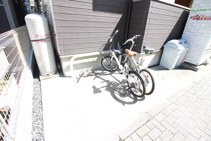 物件外観写真2　(駐輪場)