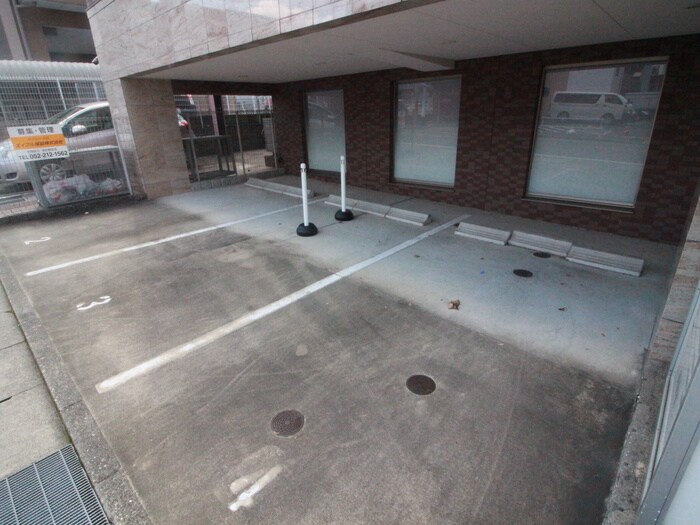 物件外観写真6　(駐車場)