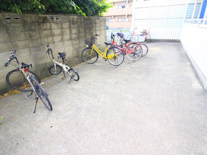 物件外観写真5　(駐輪場)