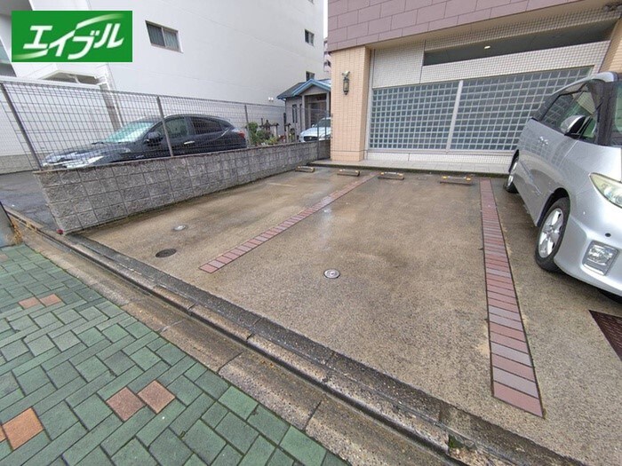 物件外観写真3　(駐車場)