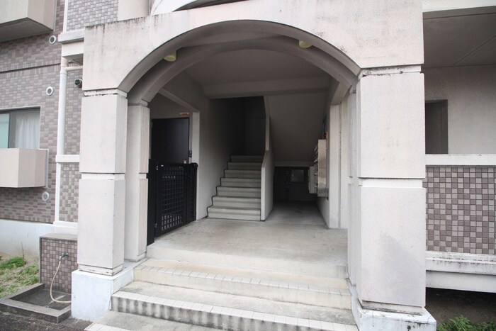 物件外観写真2　(エントランス部分)