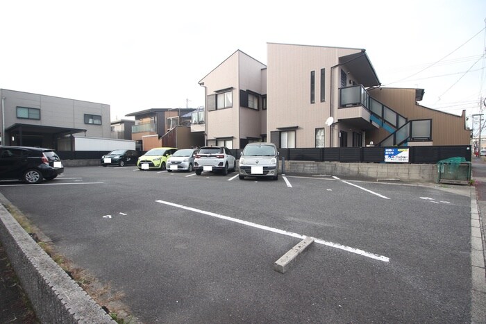 物件外観写真4　(駐車場)