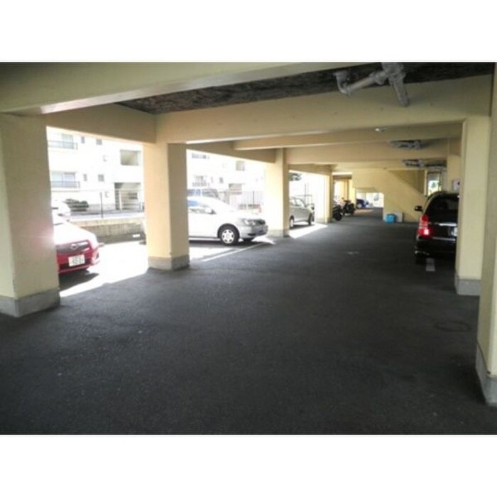 物件外観写真4　(駐車場)