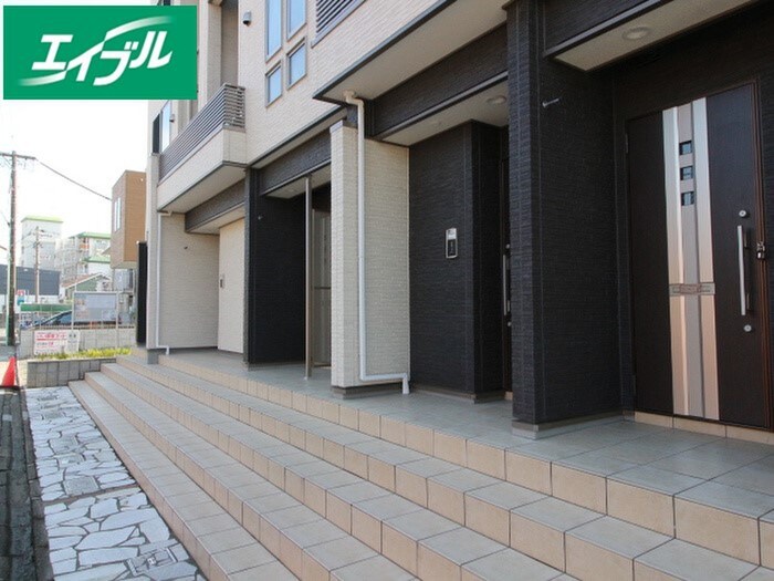 物件外観写真3　(エントランス部分)