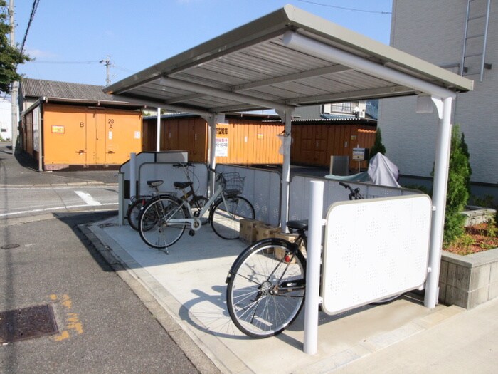 物件外観写真4　(駐輪場)