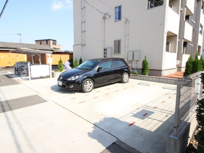 物件外観写真6　(駐車場)