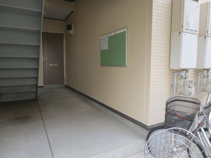 物件外観写真6　(エントランス部分)