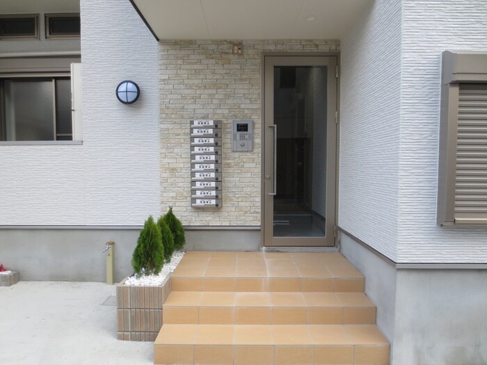 物件外観写真2　(エントランス部分)