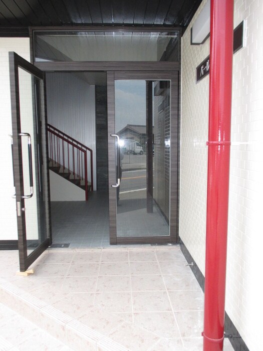 物件外観写真3　(エントランス部分)