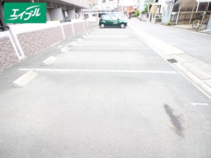 物件外観写真2　(駐車場)