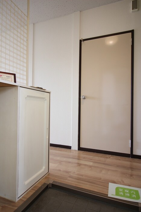 物件内観写真4　(玄関)