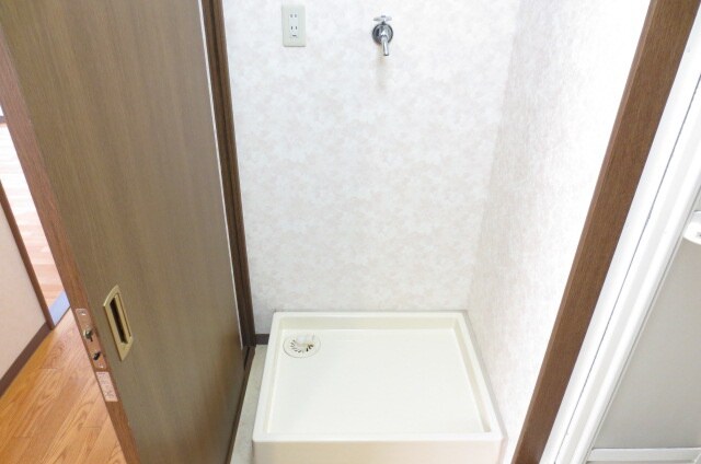 物件内観写真6　(洗濯機置場)